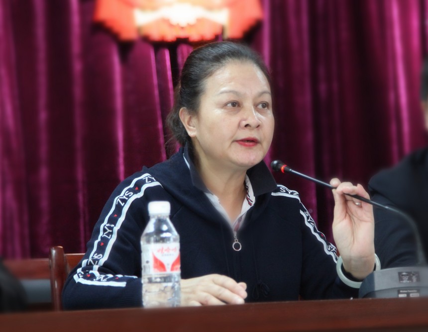 民盟云南省委社会服务部部长马荣惠主持捐赠仪式.jpg
